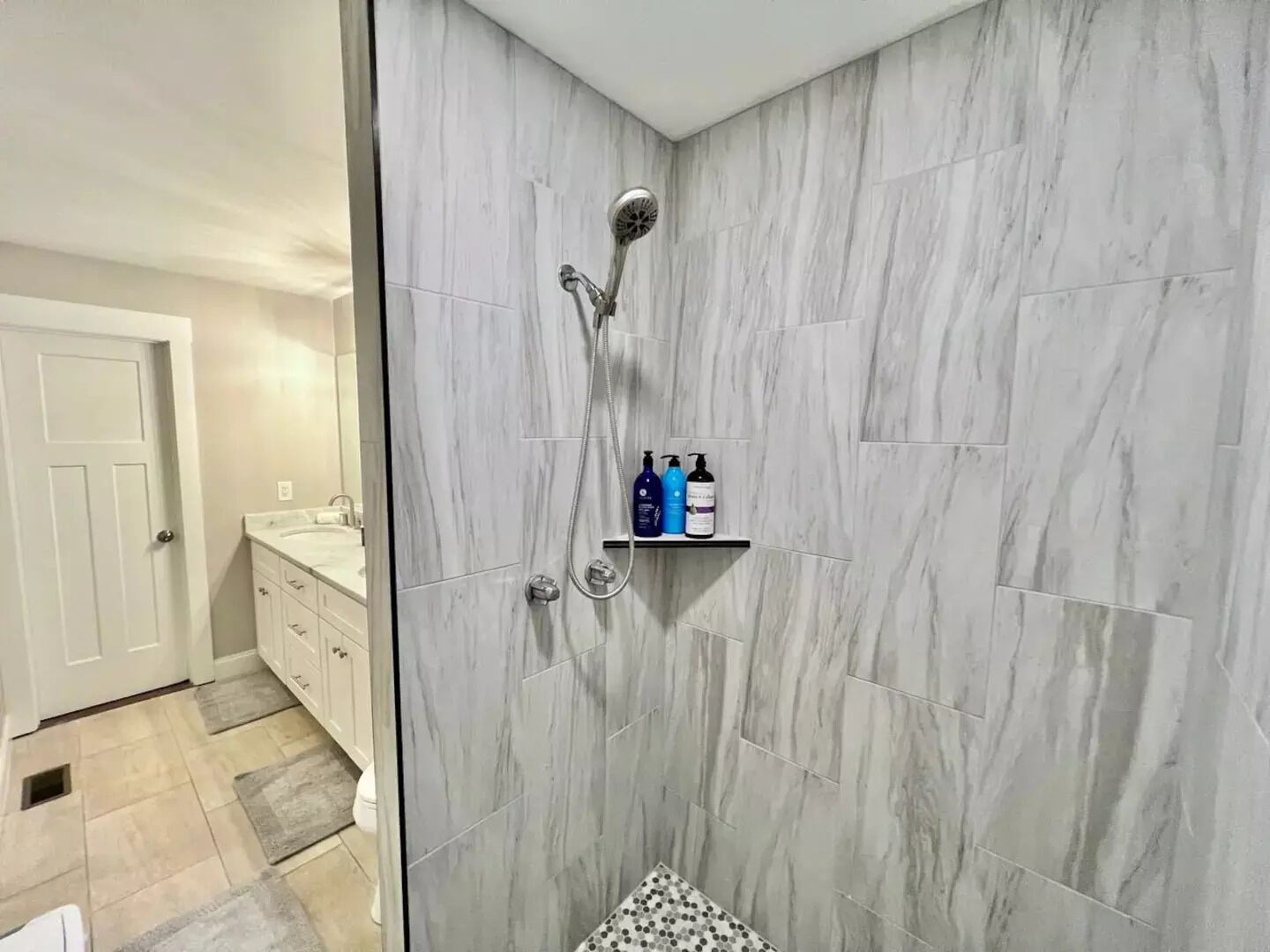Douche, sèche-cheveux, serviettes fournies, savon