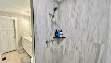 Douche, sĂšche-cheveux, serviettes fournies, savon