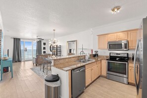 Frigorífico, microondas, horno y placa de cocina