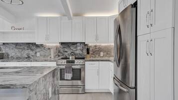 Family House | Private kitchen | Full-size fridge, microwave, oven, stovetop