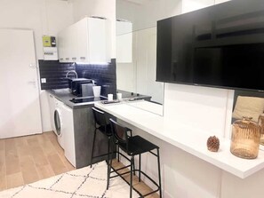 Kühlschrank, Mikrowelle, Herdplatte, Wasserkocher mit Kaffee-/Teezubehör