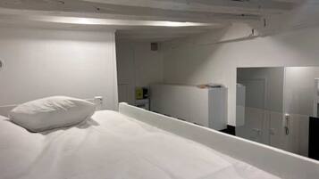 Een strijkplank/strijkijzer, gratis wifi, beddengoed