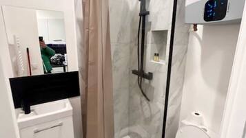 Een haardroger, handdoeken