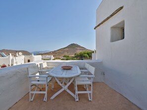 Outdoor dining - Amelie Traditional Villa in Marpisa
 (Marpissa)