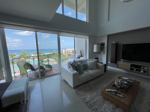Spacious Penthouse in Paradise, Huge Villa ~ Eagle Beach, rooftop hot tub!