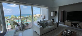 Spacious Penthouse in Paradise, Huge Villa ~ Eagle Beach, rooftop hot tub!