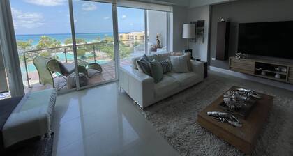 Spacious Penthouse in Paradise, Huge Villa ~ Eagle Beach, rooftop hot tub!