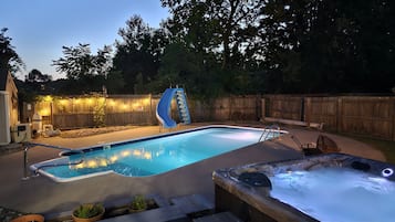 Een verwarmd zwembad