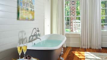 Deluxe Suite | Deep-soaking bathtub