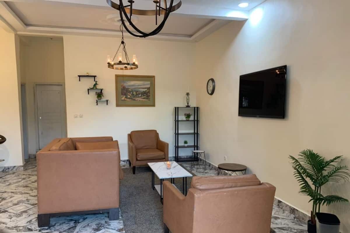 Deluxe appartement | Woonruimte | Een 60-inch smart-tv met kabelzenders, Netflix en streamingdiensten