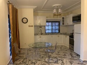 Private kitchen - Verla Villa Estate (Buea)