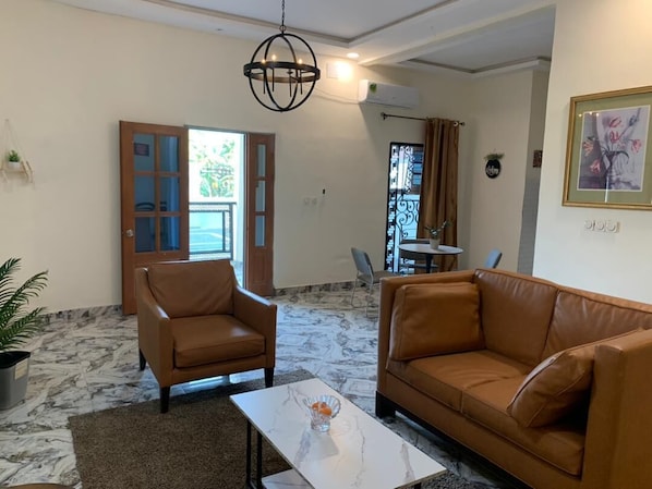 60-inch Smart TV with cable channels, Netflix, streaming services - Verla Villa Estate (Buea)