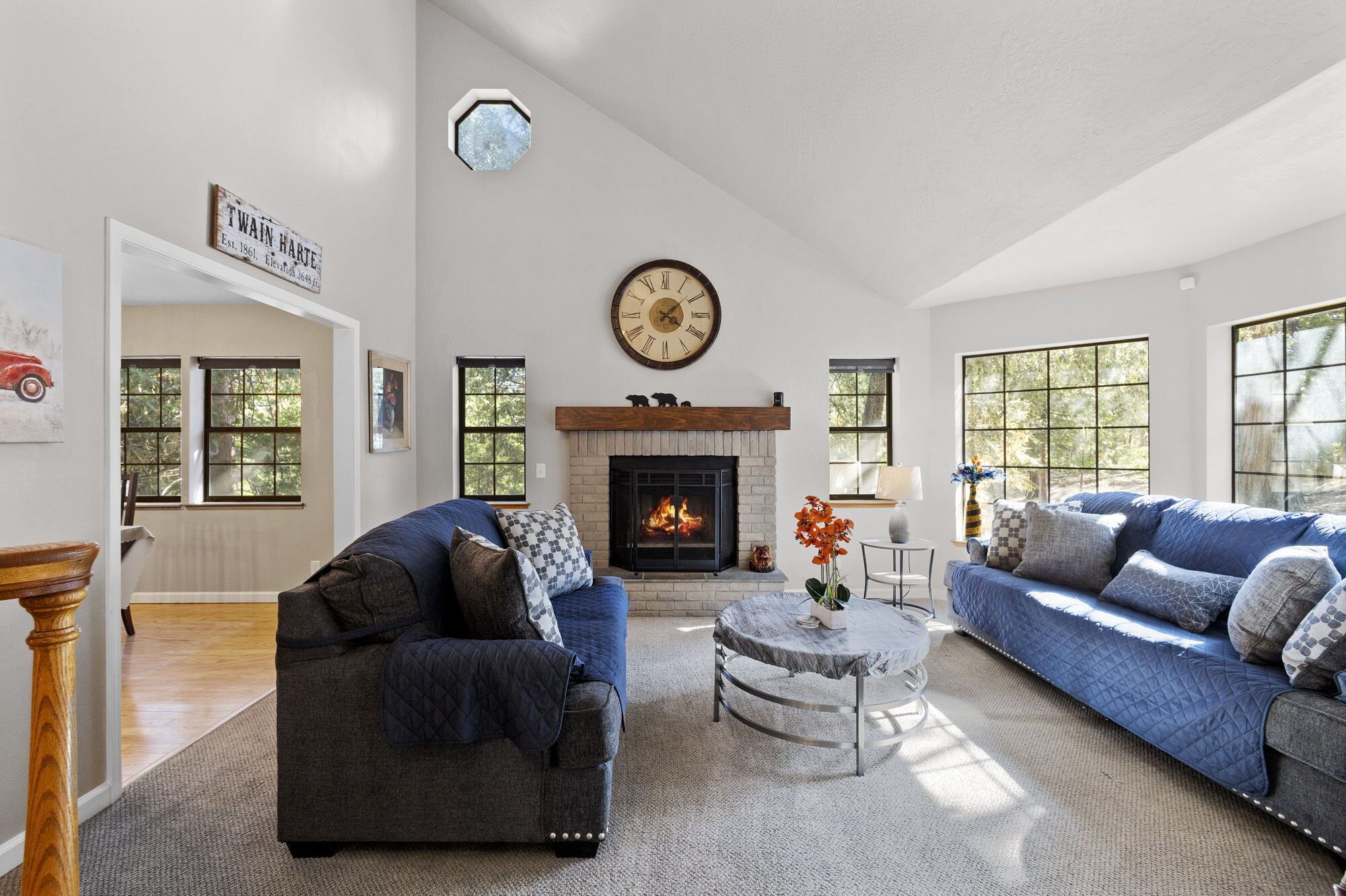 TV connectée, cheminée, baby-foot, livres