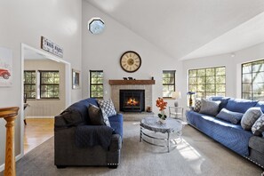 Smart TV, chimenea, futbolito y libros 