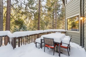Outdoor dining - Snowy Winter Paradise - 3,200 sft, Pets ok, Tree House, Climbing Wall, Games! (Twain Harte)