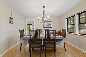 Dining - Snowy Winter Paradise - 3,200 sft, Pets ok, Tree House, Climbing Wall, Games! (Twain Harte)