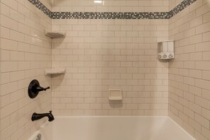 Hair dryer, towels, soap, shampoo - Pets welcomed, fully fenced in yard. Beautiful 1BR suite w full kitchen, WI-FI  (Candler)