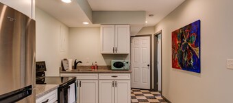 Pets welcomed, fully fenced in yard. Beautiful 1BR suite w full kitchen, WI-FI 