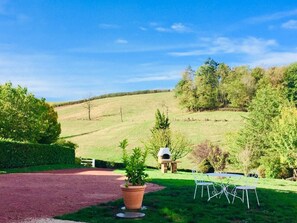 Outdoor dining - Maison Chaleureuse en Plein Cœur de la Bourgogne du Sud (Dompierre-les-Ormes)