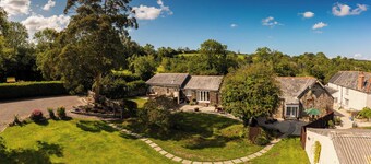 Beautiful, romantic 4* cottage in rural setting with Country Club membership.
