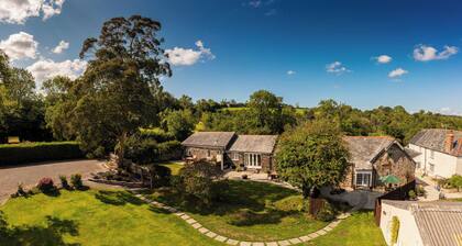 Beautiful, romantic 4* cottage in rural setting with Country Club membership.