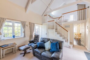 スマートテレビ、暖炉、書庫