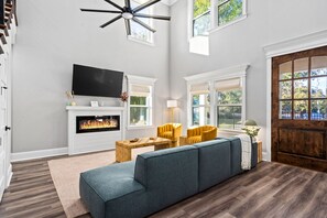 Smart TV, fireplace, stereo - Outdoor Kitchen - Walk to Beach - Fire Pit - Dogs (Gulfport)