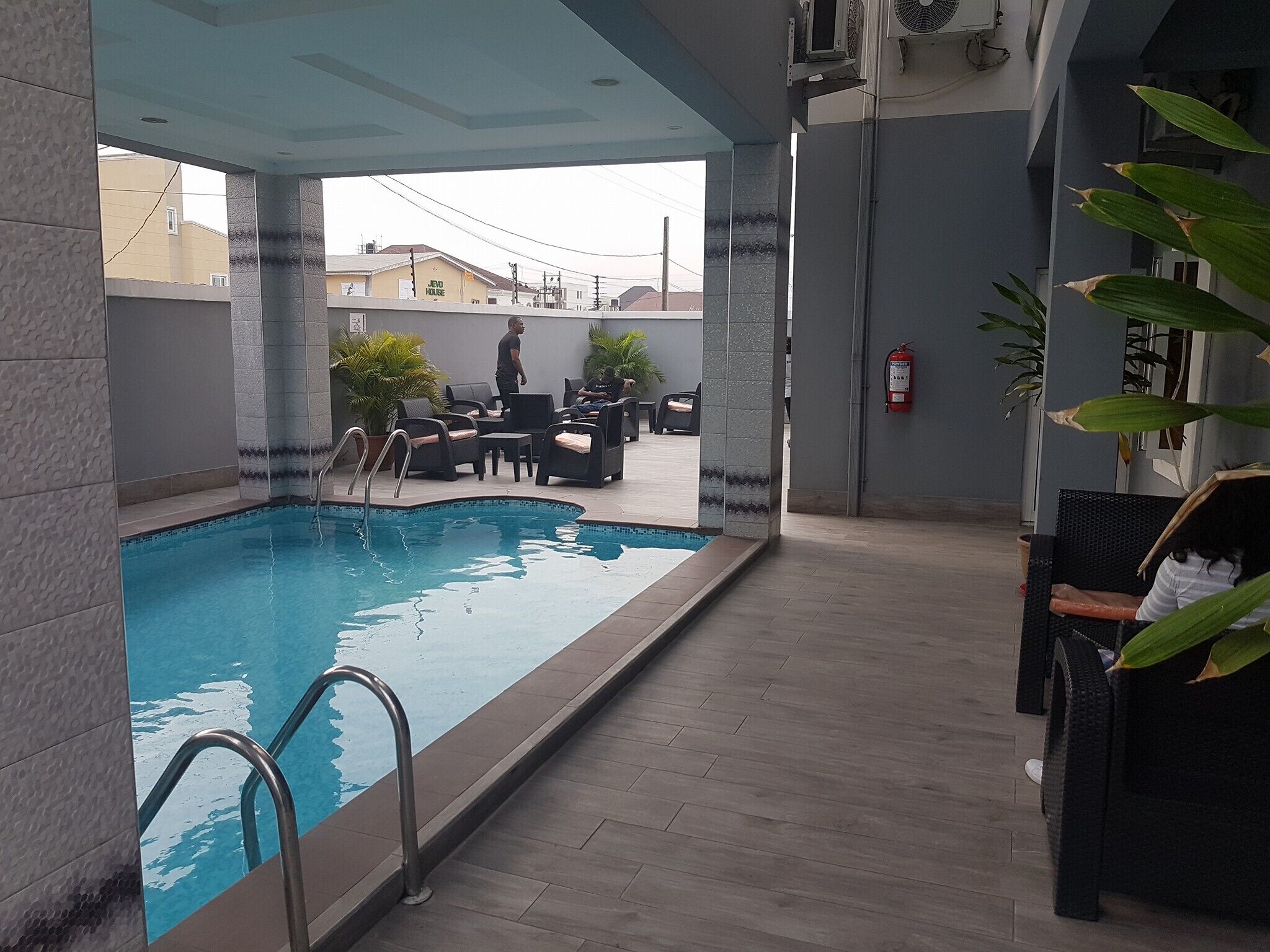 Una piscina al aire libre