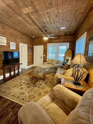 TV connectée, livres, médiathèque, chaîne hi-fi