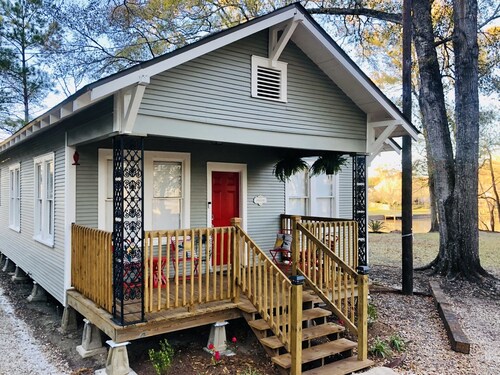 Spacious, Waterfront Cottage + 2.5 Acres on BAYOU in the HEART of Lafayette!