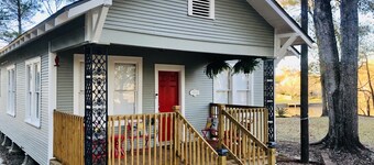 Spacious, Waterfront Cottage + 2.5 Acres on BAYOU in the HEART of Lafayette!