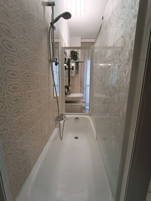 Een douche, een haardroger, een bidet, handdoeken