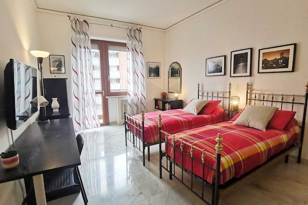 2 quartos, escrivaninha, ferros/tábuas de passar roupa, berço de viagem