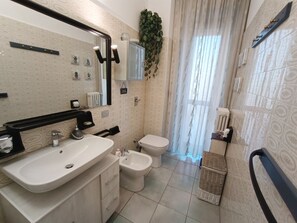 Shower, hair dryer, bidet, towels - The Artist in Turin - A Short Walk from the Center (Torino)