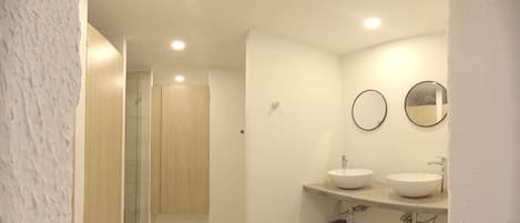 Toallas, jabón, papel de baño