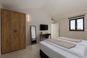 4 bedrooms, in-room safe, iron/ironing board, free WiFi