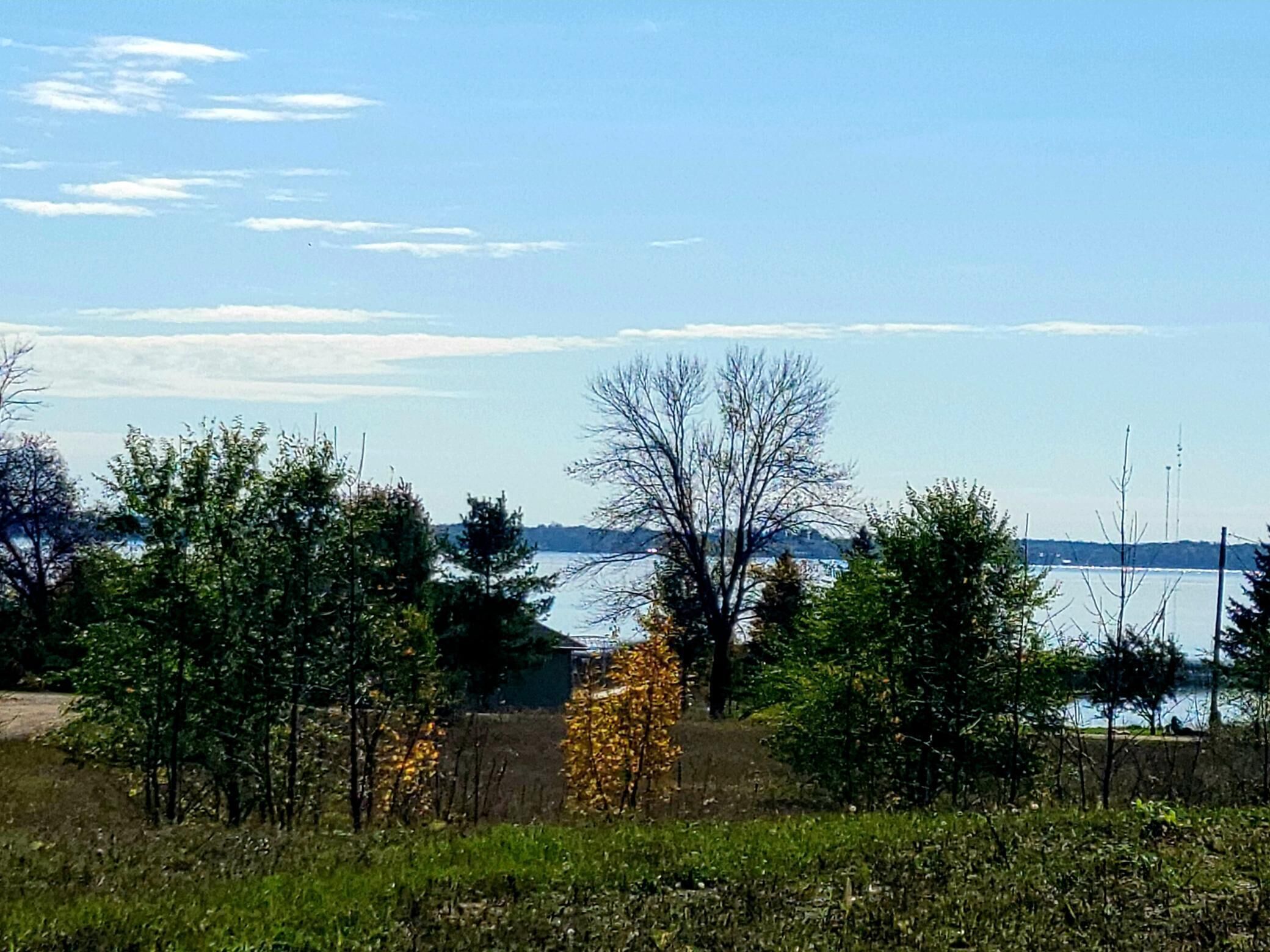 Rush Lake, Lake View retreat. Family size house, spacious parking. 