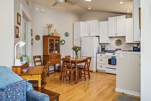 Bungalow – city, hageområde | Eget kjøkken | Ovn, kokeplater, oppvaskmaskin og brødrister