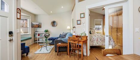 City-bungalow - have-område | Opholdsområde | 30-tommers smart-tv med digitale kanaler, Netflix, Hulu