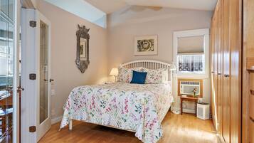 Bungalow trung tâm thành phố, khu vực vườn | 1 phòng ngủ, bàn, khu vực làm việc phù hợp cho laptop