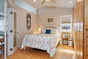 Bungalow – city, hageområde | 1 soverom, skrivebord, skrivebord for bærbar PC og strykejern/-brett