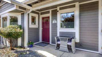 Bungalow trung tâm thành phố, khu vực vườn | Hiên