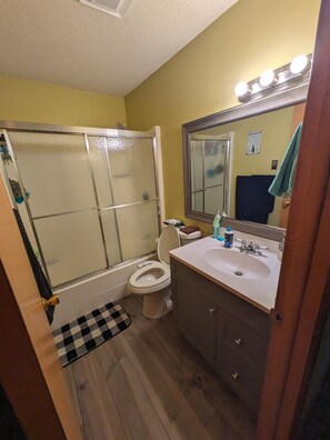 Secadora de cabello, bidet, toallas, jabón 