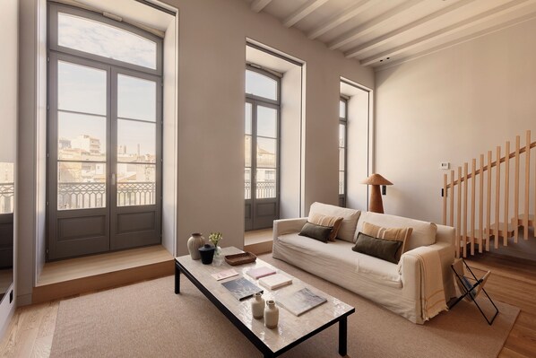 Two-bedroom Duplex Apartment With City View | Coin séjour | TV connectée de 43 pouces avec chaînes numériques