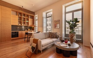 Two-bedroom Apartment With City View | Coin séjour | TV connectée de 43 pouces avec chaînes numériques