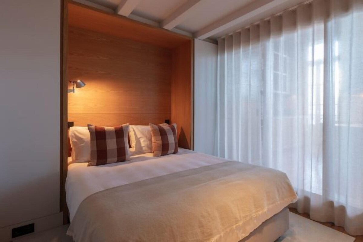 Premium bedding, in-room safe, blackout drapes, soundproofing