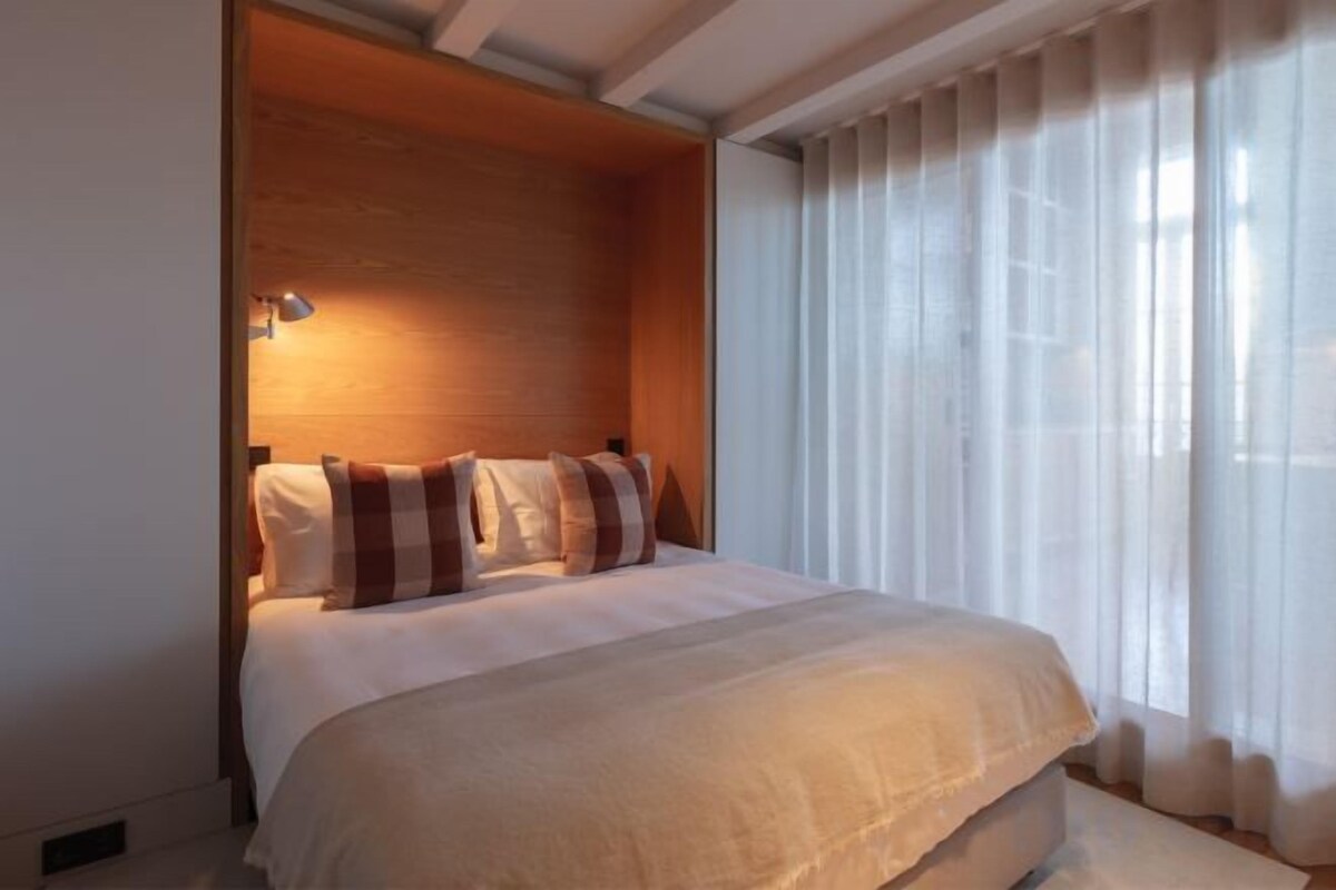 Roba de llit d'alta qualitat i caixa forta a l'habitació 