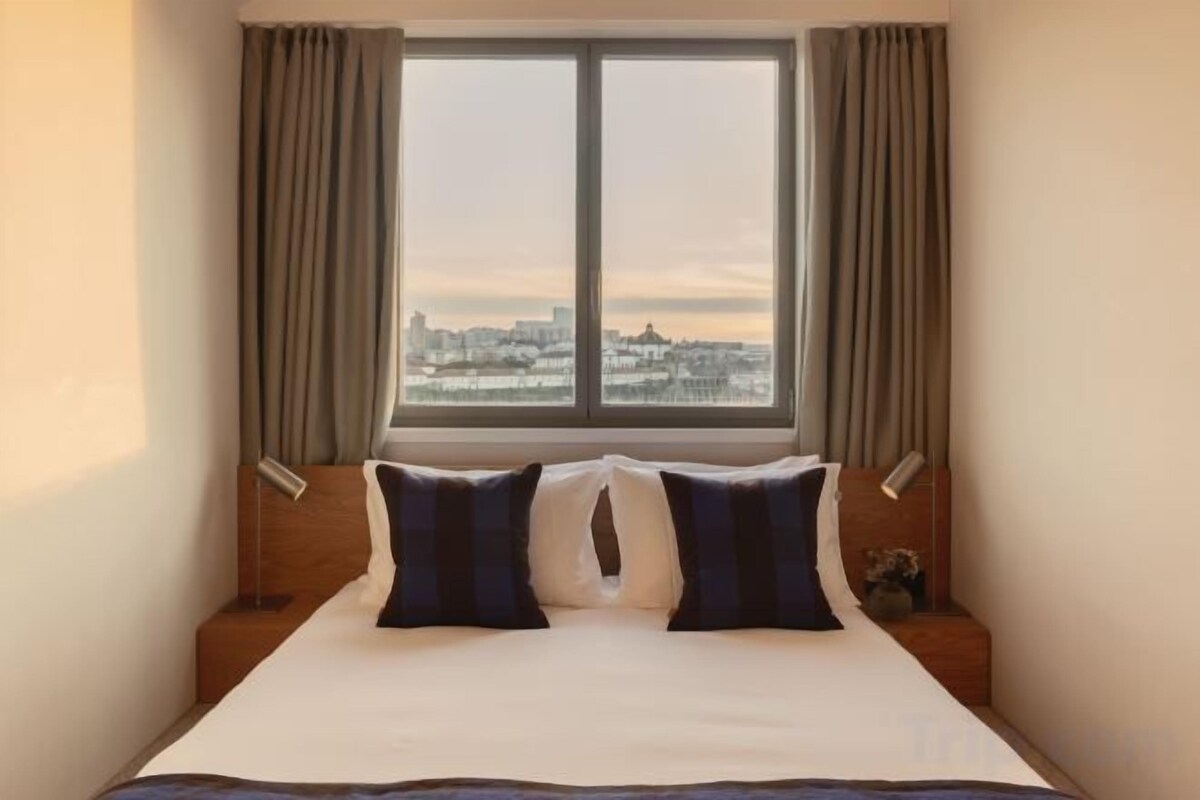 Premium bedding, in-room safe, blackout drapes, soundproofing