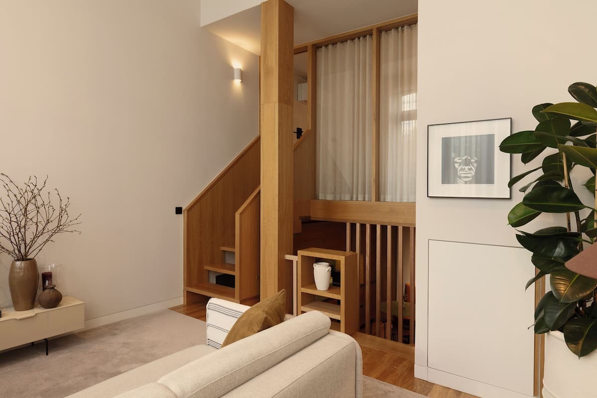 Ground Floor One-bedroom Apartment With City View | 起居区 | 43-英寸智能电视（配备数码频道）