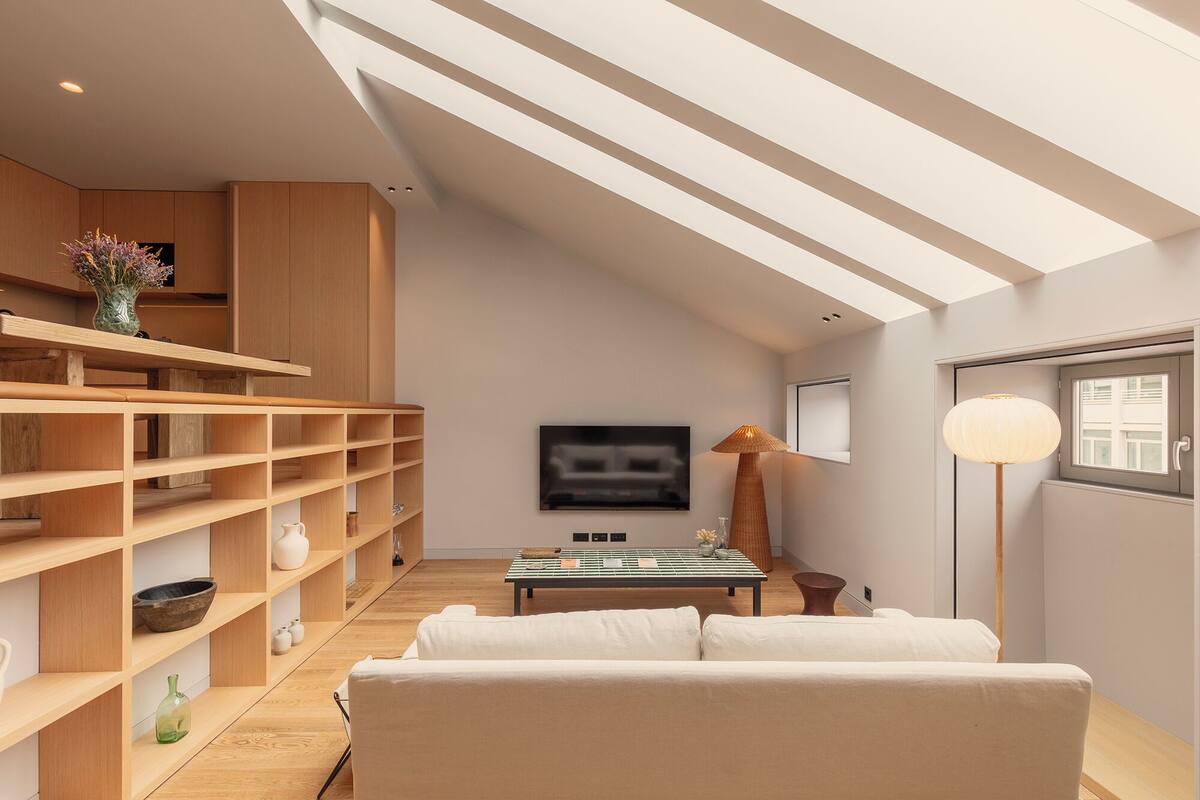 Deluxe Two-bedroom Duplex Apartment | 起居区 | 43-英寸智能电视（配备数码频道）
